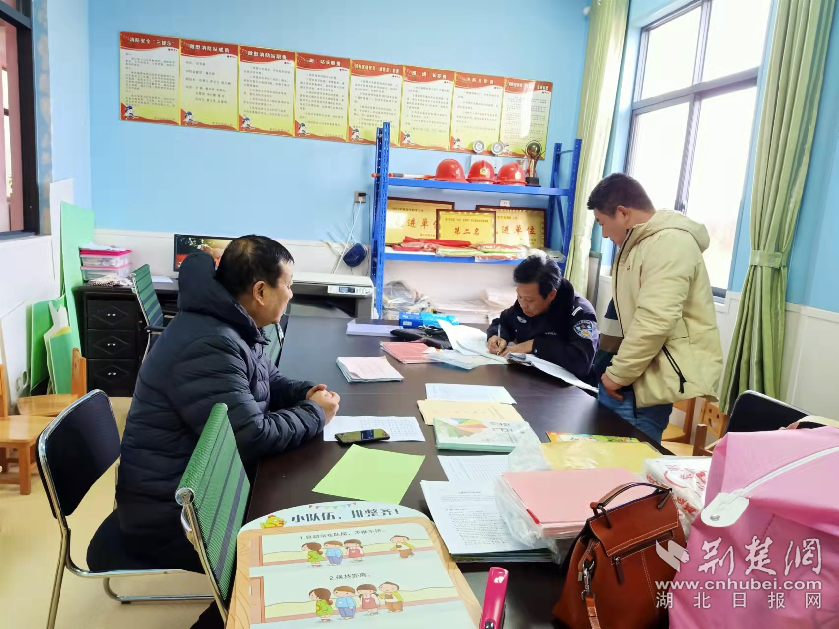 民警深入校園與教職員工座談，深入排查化解各類矛盾糾紛。.png.png