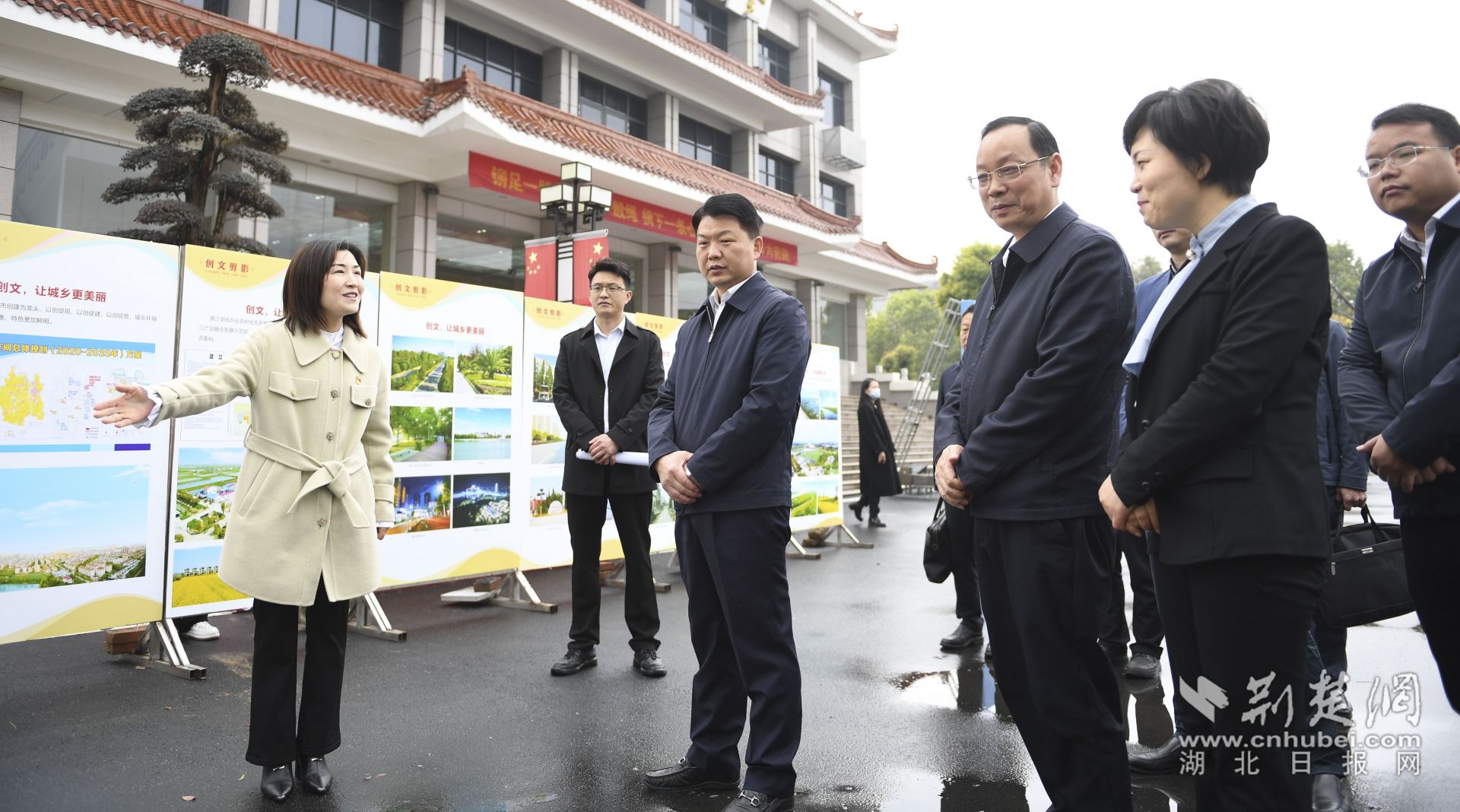 與會人員參觀潛江市全國文明城市創(chuàng)建工作成效展示。.jpg.jpg