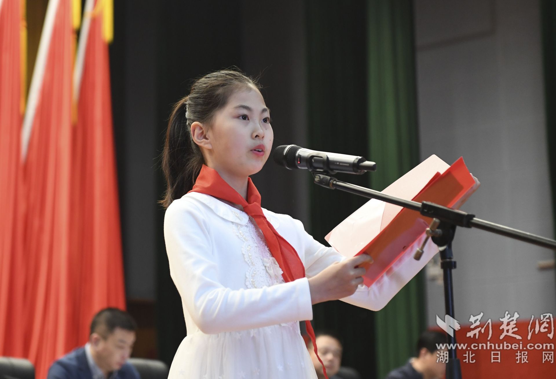 宣讀《全國文明城市創(chuàng)建倡議書》。.jpg.jpg
