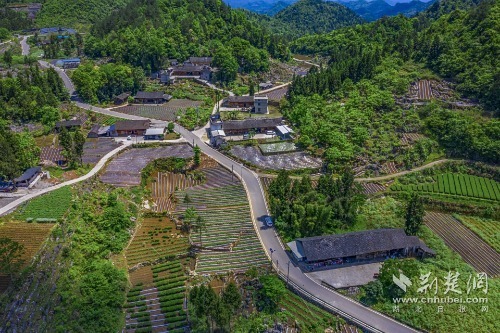 宣恩縣椒園集鎮(zhèn)至鑼圈巖段公路，全長(zhǎng)8公里，途經(jīng)椒園村、涼風(fēng)村、鑼圈巖村，該公路建成既有效帶動(dòng)沿線煙葉等產(chǎn)業(yè)發(fā)展，又是曜天眼景區(qū)的