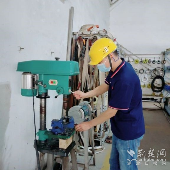 中順潔柔湖北公司鉗工操作。通訊員供圖.jpg