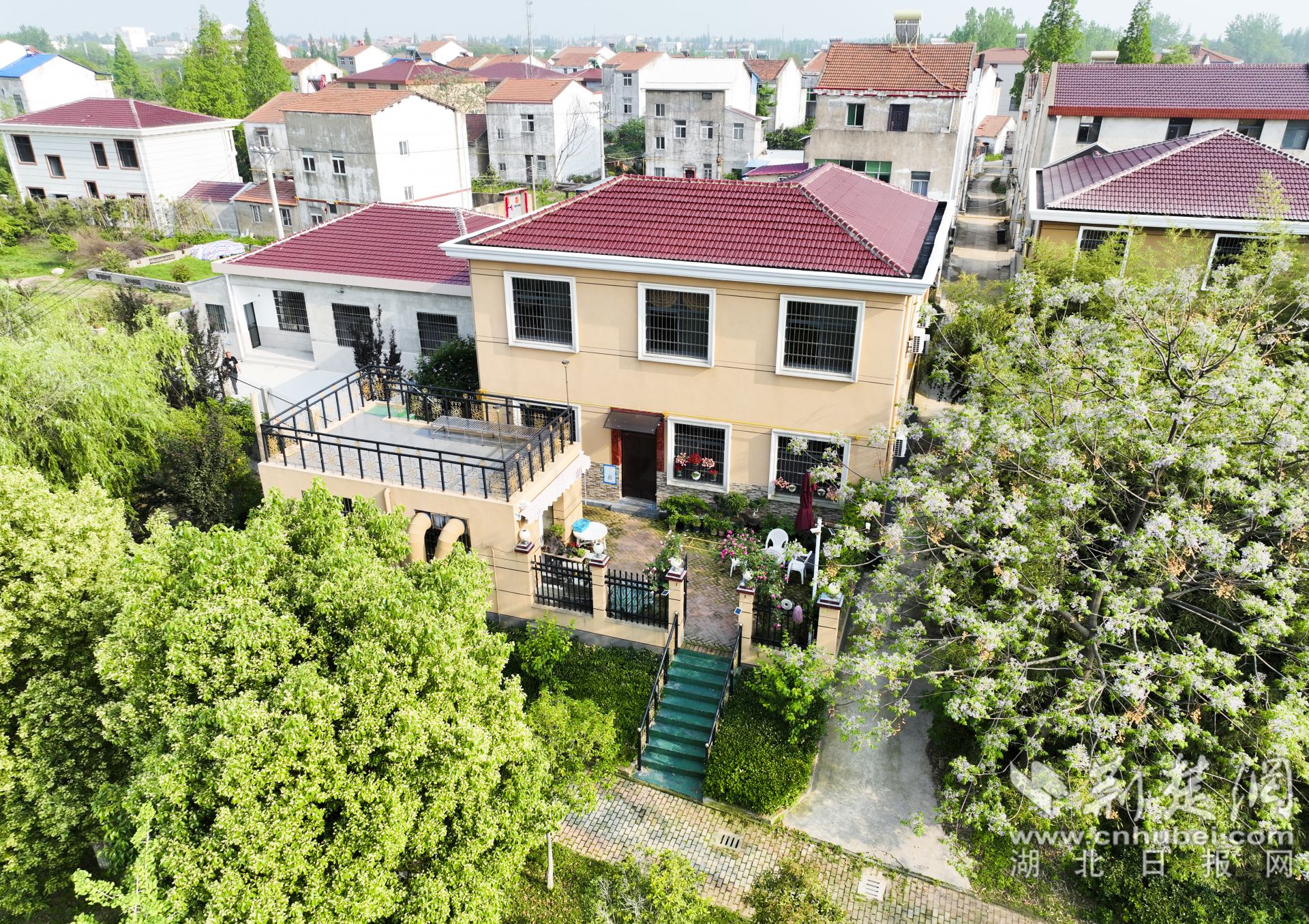 西王村村民王偉因地制宜，把房前屋后改造成別致小院，還開起了農(nóng)家樂。1.jpg.jpg