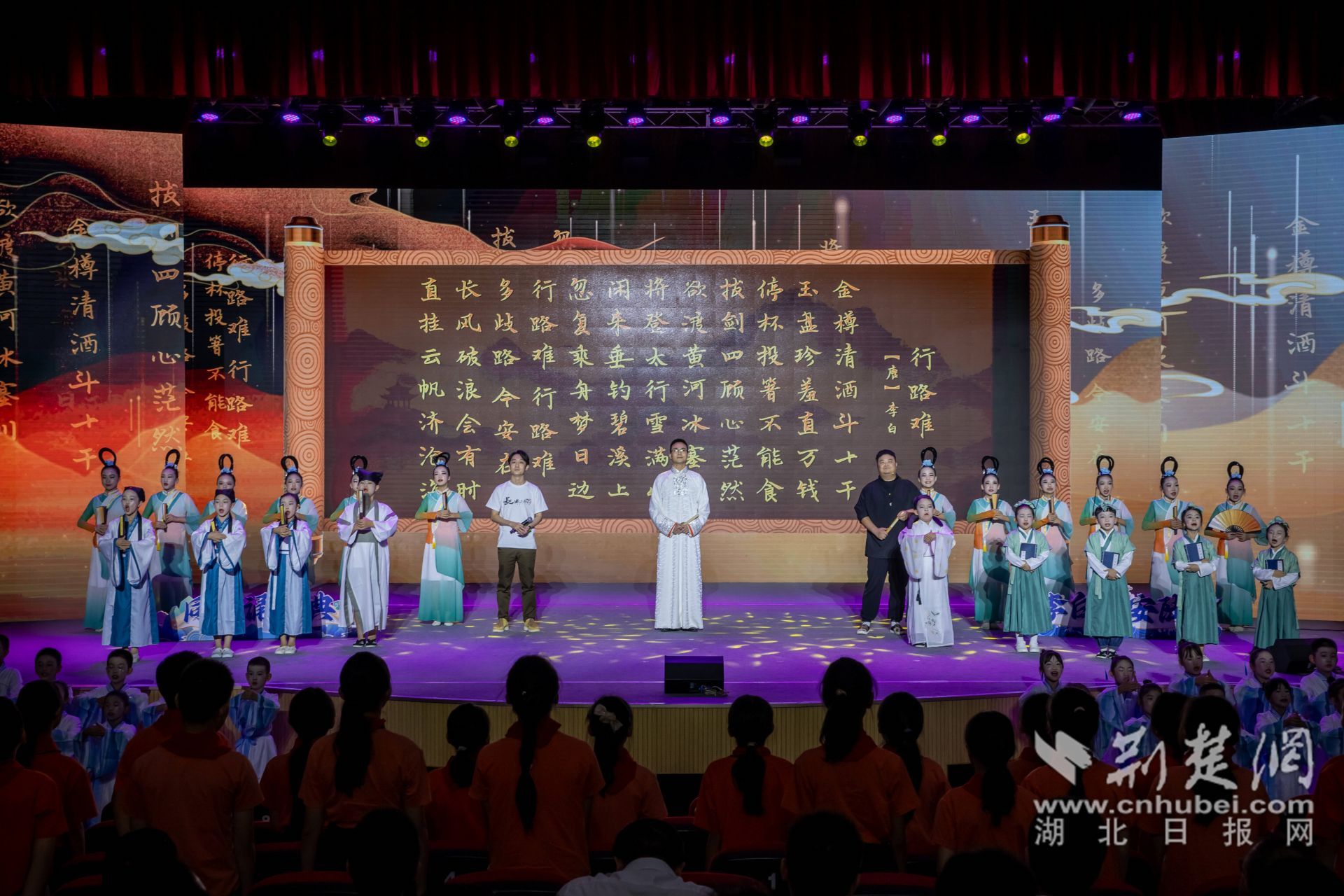 活動(dòng)最后凌振赫、沈嘉柯、余維剛與學(xué)生們一齊誦讀行路難_副本.jpg.jpg