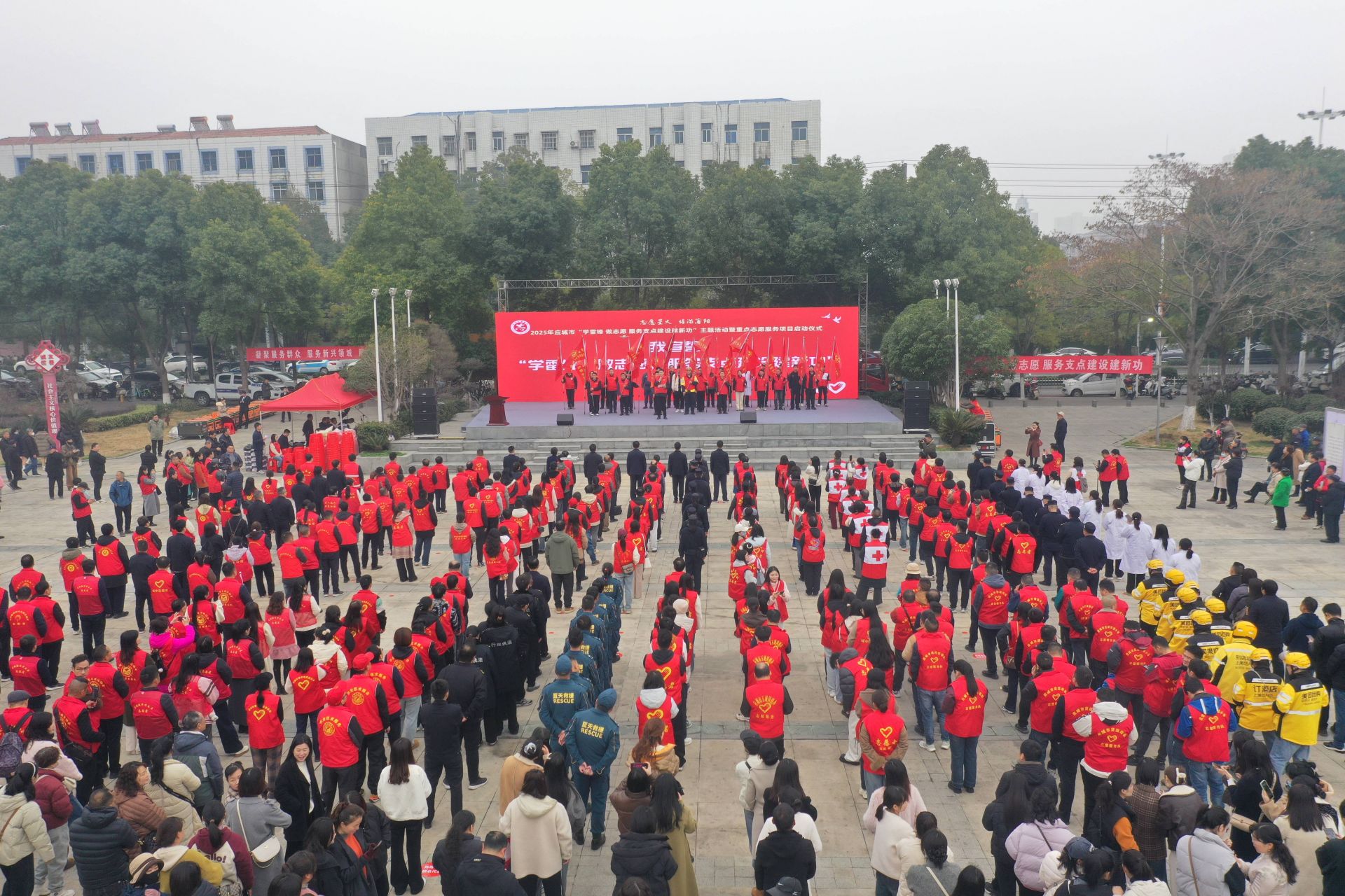 活動現(xiàn)場，還舉行了新就業(yè)志愿服務隊授旗儀式  孫縉攝.jpg.jpg