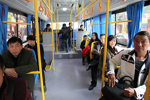 崇陽老百姓坐上新能源純電動公交車。.JPG